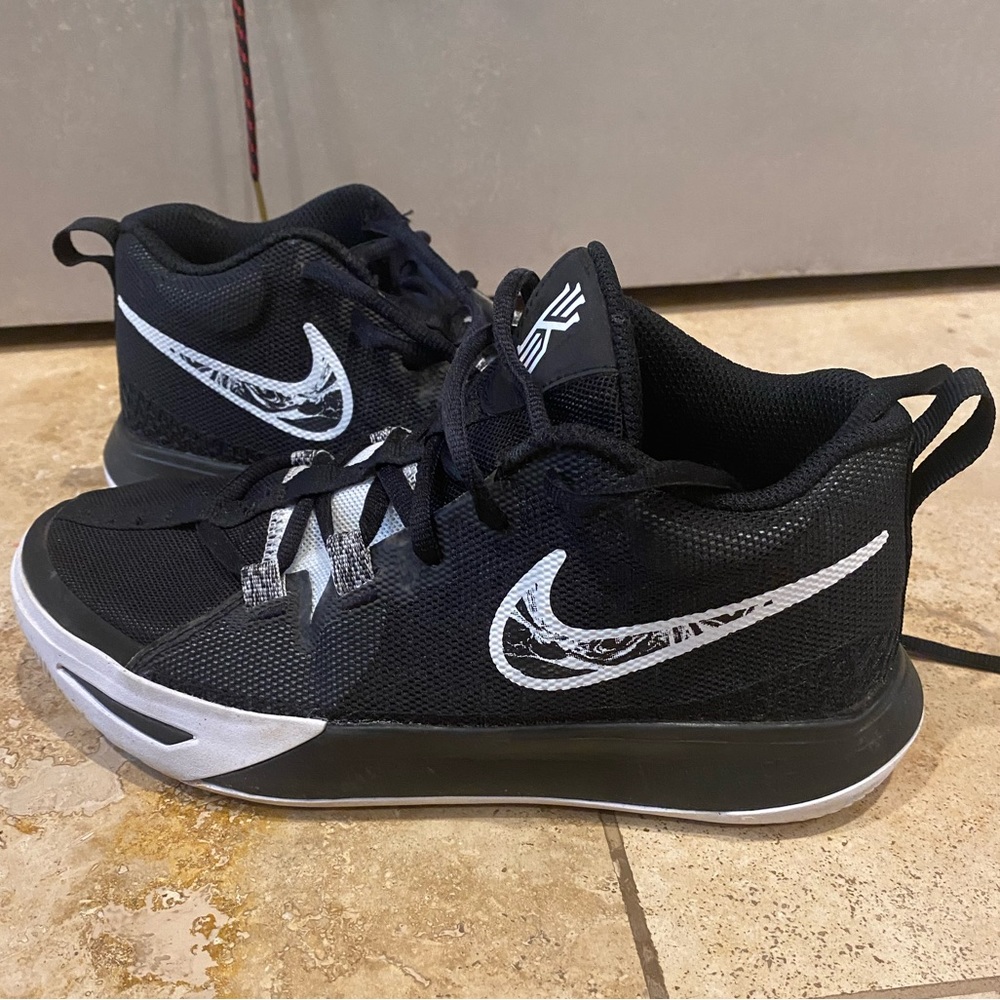 Nike kids Kyrie Flytrap basketball shoes